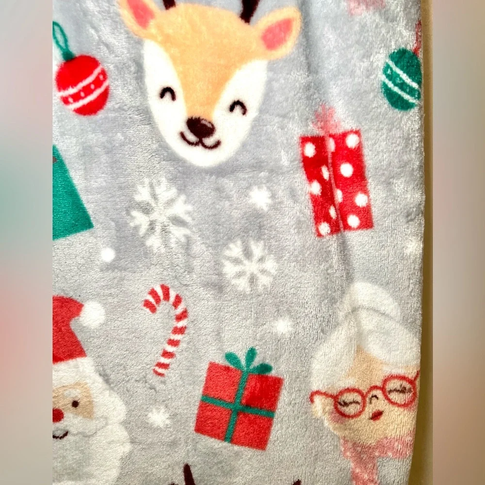 Mrs. Claus Santa & Reindeer Decorative Christmas Throw Blanket Gifts Smowflakes